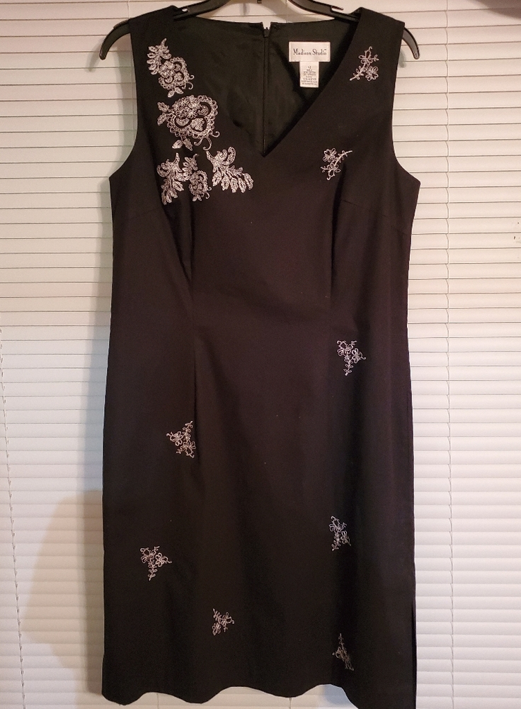 👗4/$15 1Madison Studio Black & White Dress